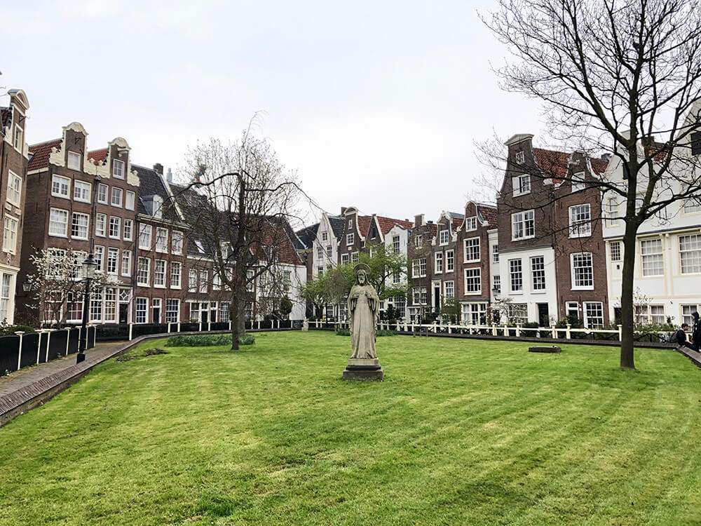 How to spend 3 days in Amsterdam: visit the Begijnhof garden