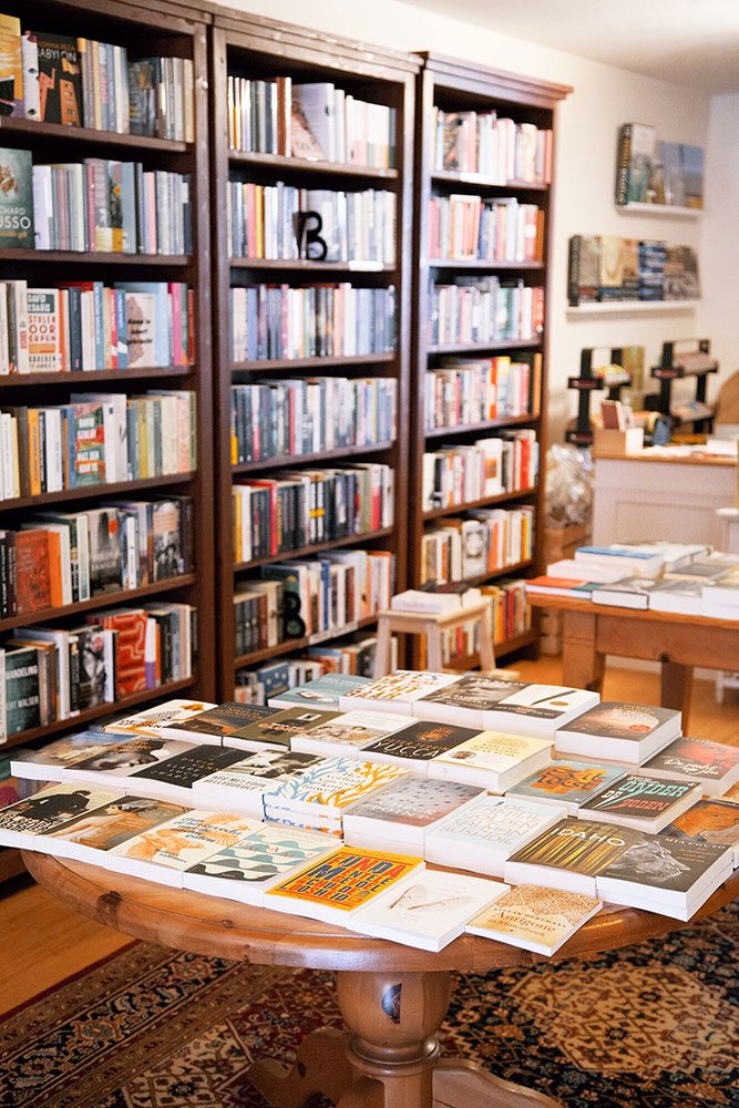 Looking for bookshops in Amsterdam? Here's a complete list of all Amsterdam bookstores with English books and a map to guide you: 30 Amsterdam Bookstores That Will Make You Forget Time #bookshops #bookstores #amsterdam