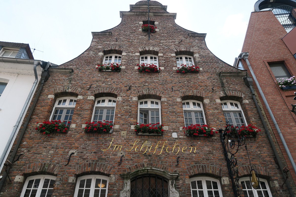 Building front decorated with flower pots: Michelin star restaurant Im Schiffchen